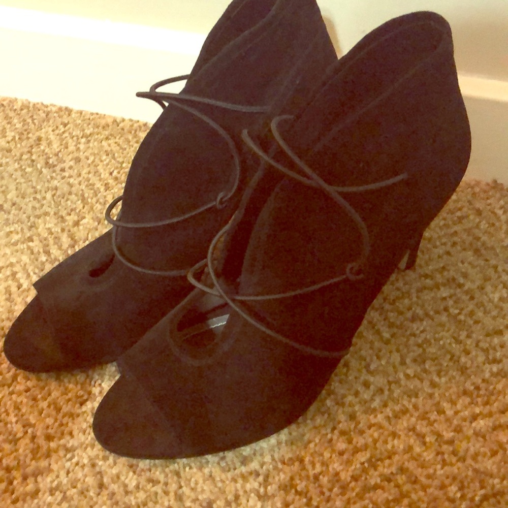 Great BCBG heels